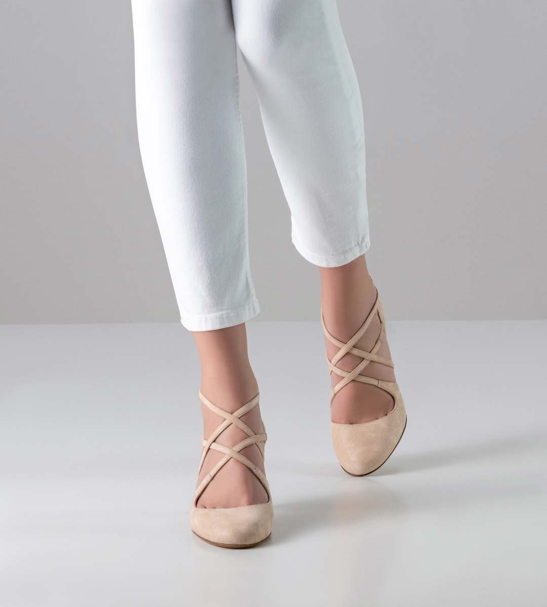 Valeria White trousers in combination with 7 cm high bridal shoe by Nueva Epoca