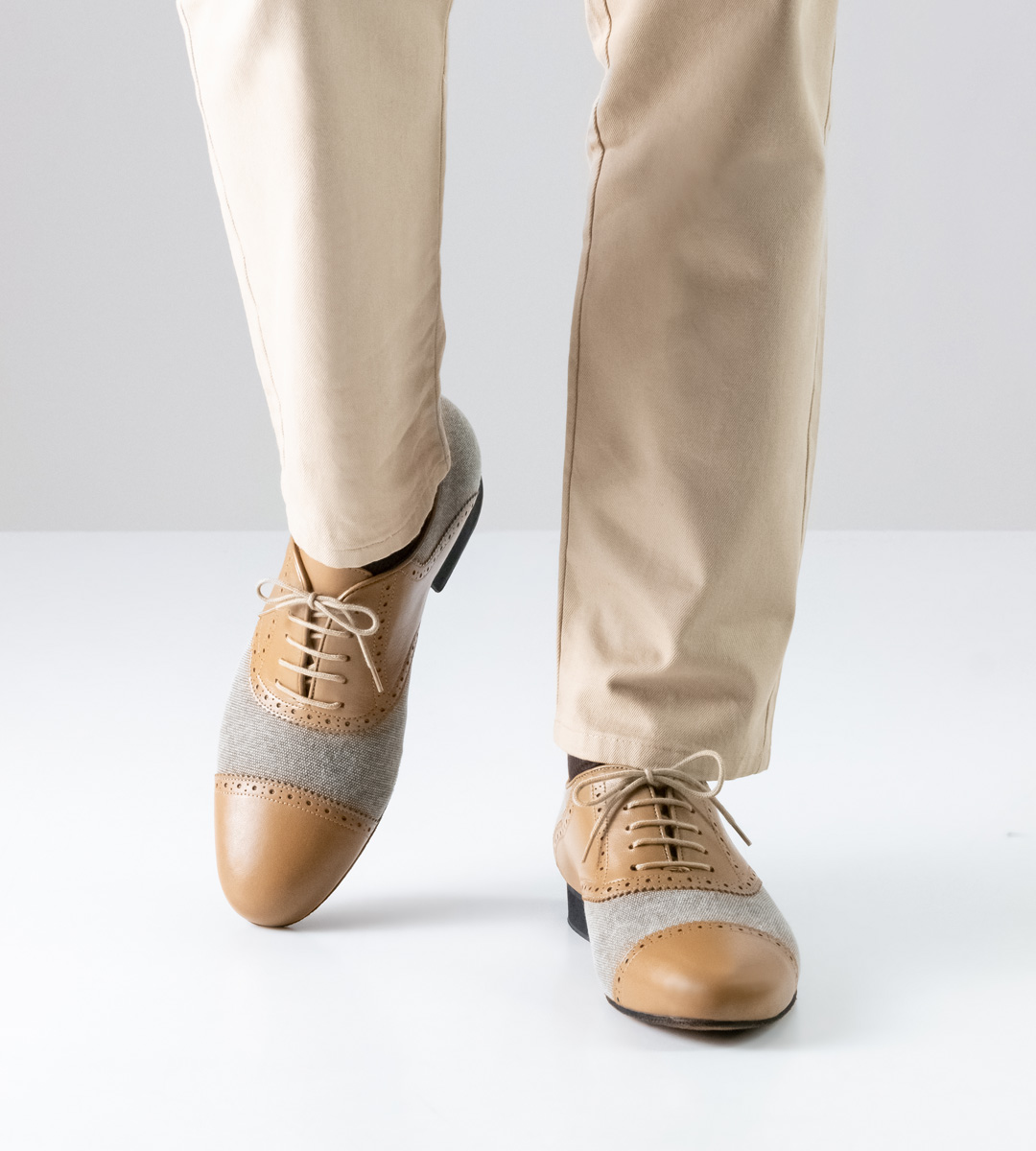 Men's dance shoe by Nueva Epoca in canvas and leather in combination with light trousers