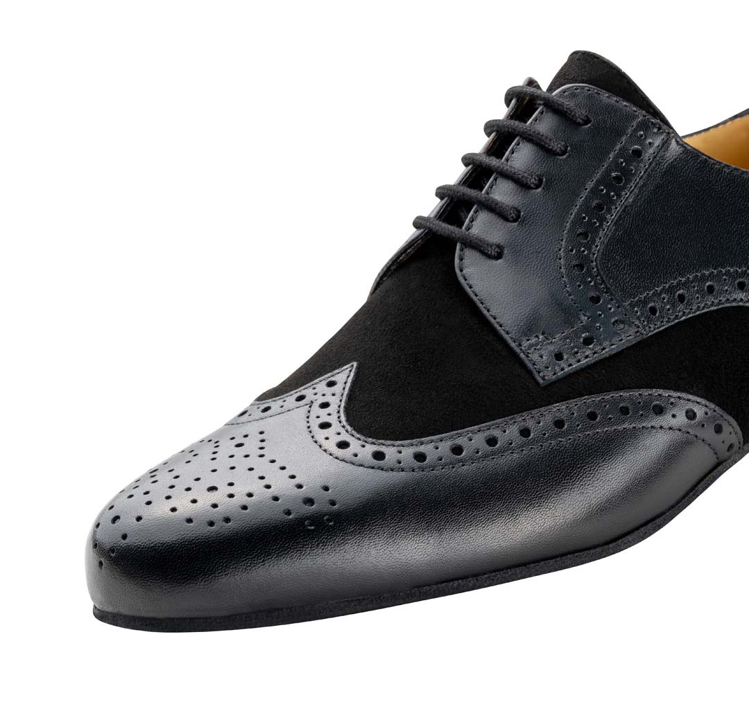 Remo Detailed view of the 5-fold lacing of the Werner Kern men's dance shoe