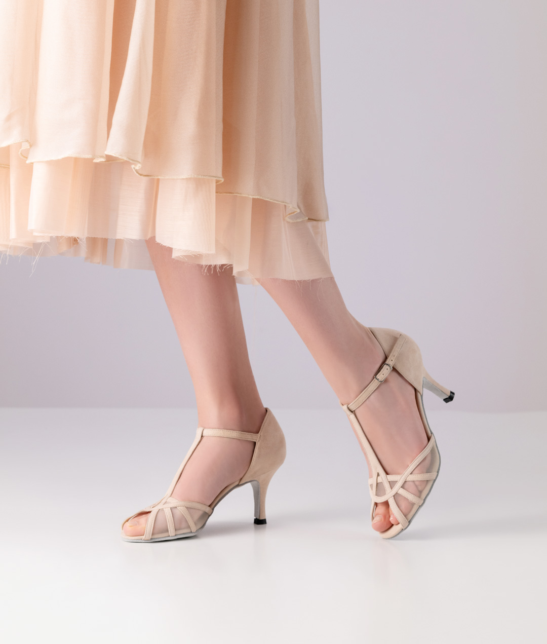 Dance shoe sandal with curved straps made of shiny matt suede and 7 cm heel by Nueva Epoca.
