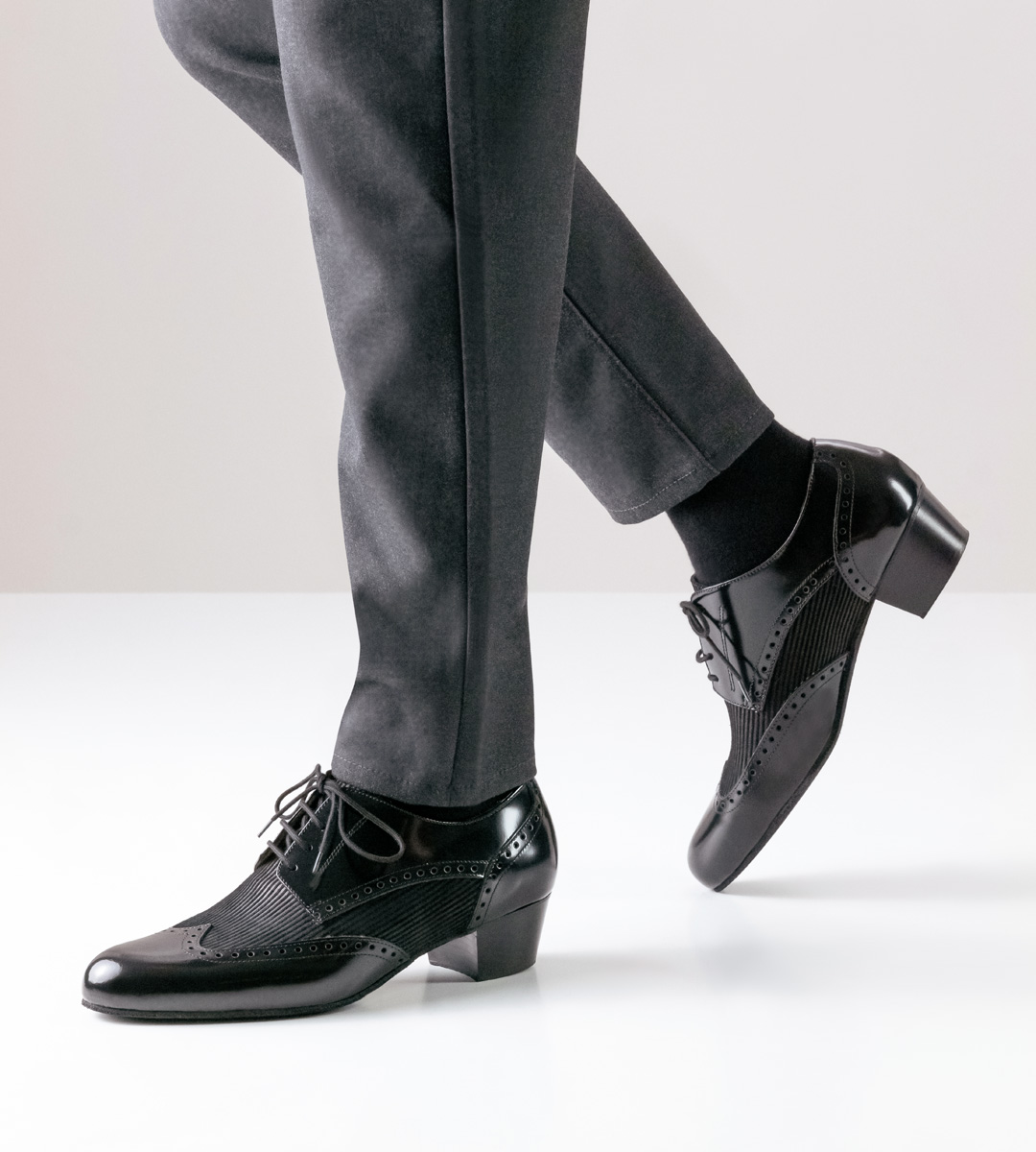 4 cm high Nueva Epoca men's dance shoe in combination with grey trousers