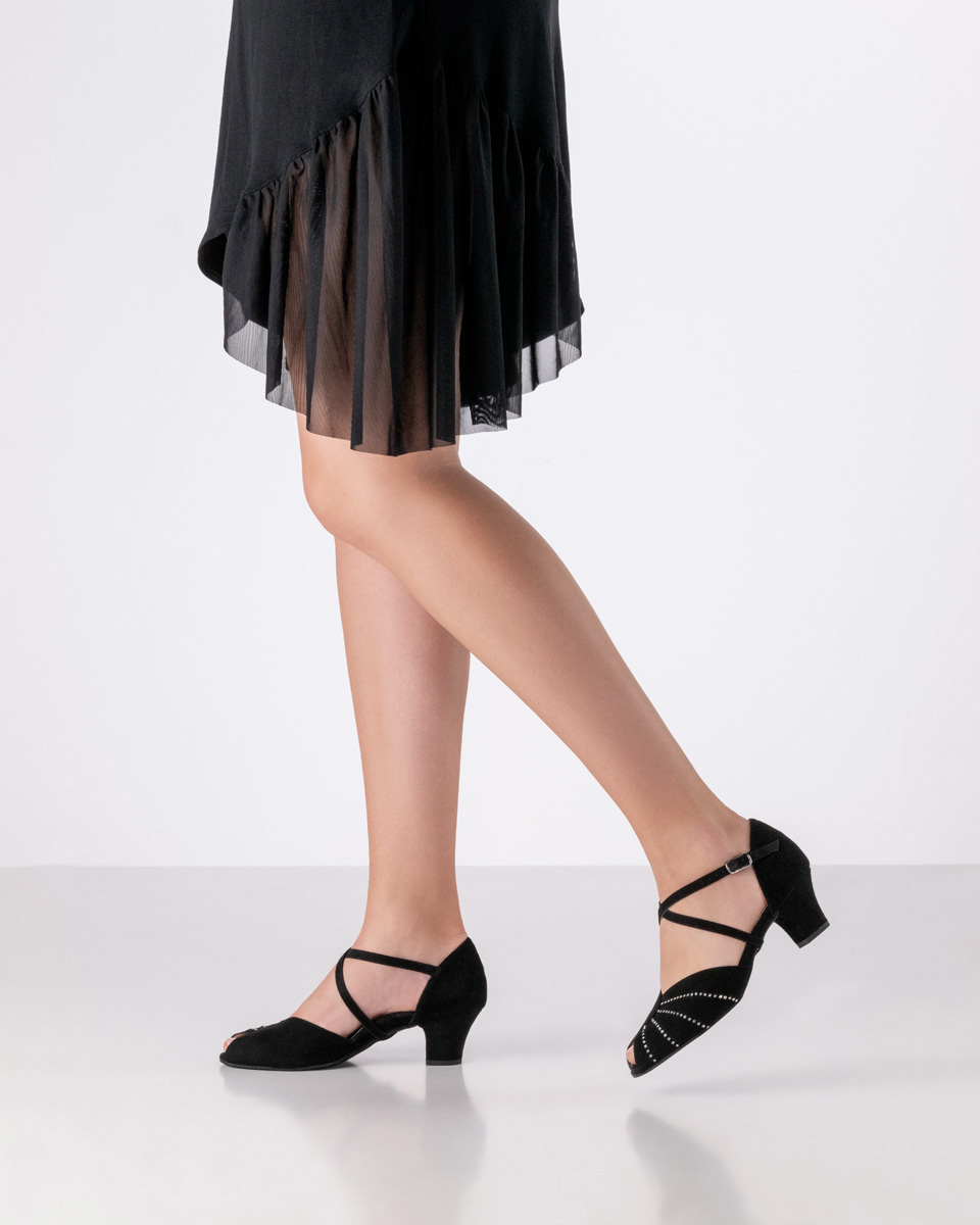 Sonia Women's dance shoe Sonia - Werner Kern in black Velvet Goat leather, seductive and comfortable with a comfortable V-cut, small toe opening, and individually adjustable cross strap, fantastically comfortable heel height of 4.5 cm