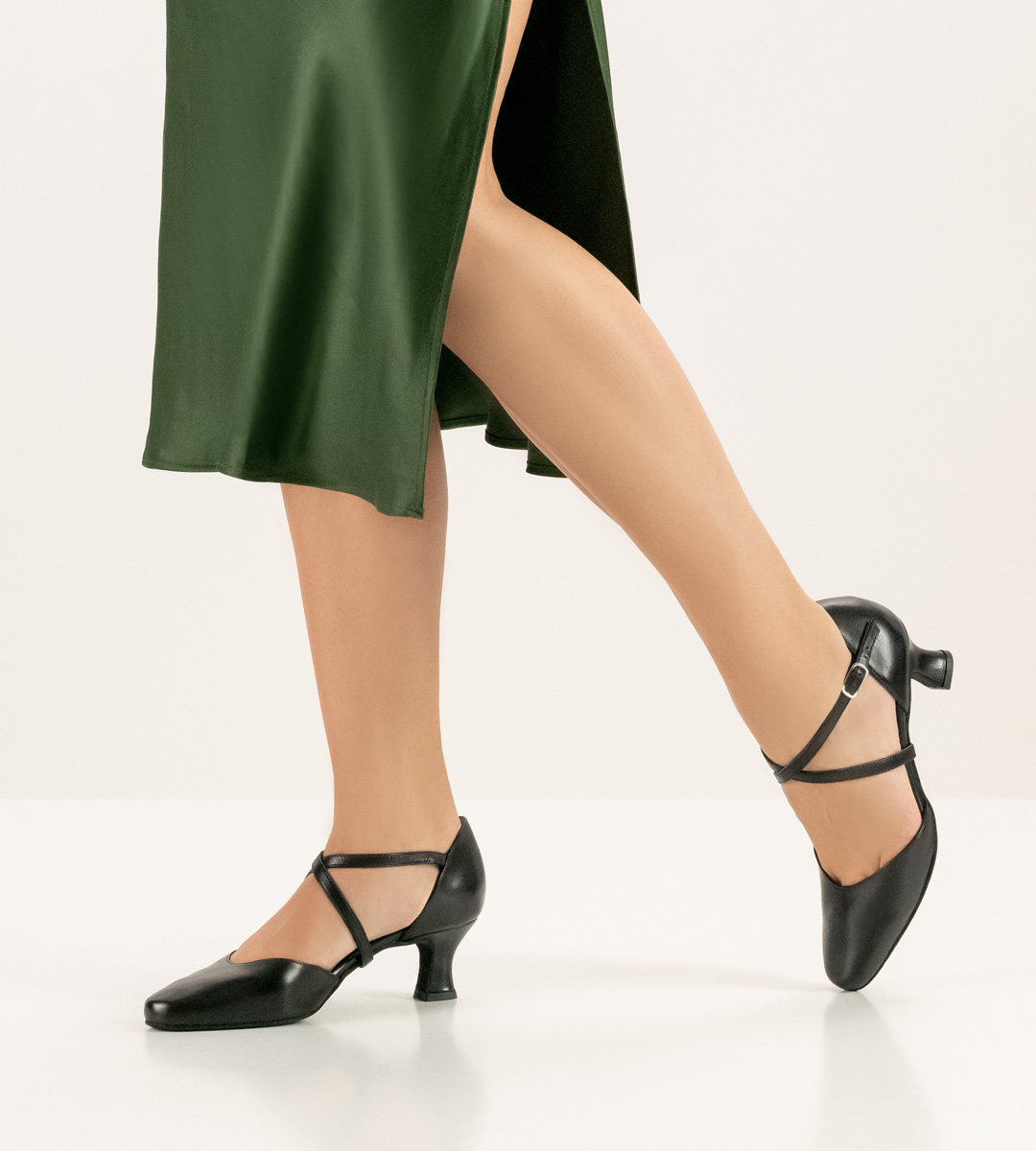 5.5 cm high Werner Kern ladies' dance shoe in combination with black dress