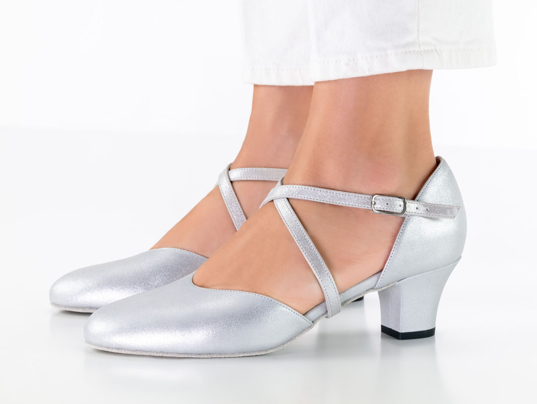 Geschlossene, silberne Ledertanzschuhe mit 4,5 cm Blockabsatz und Kreuzristriemchen von Werner Kern