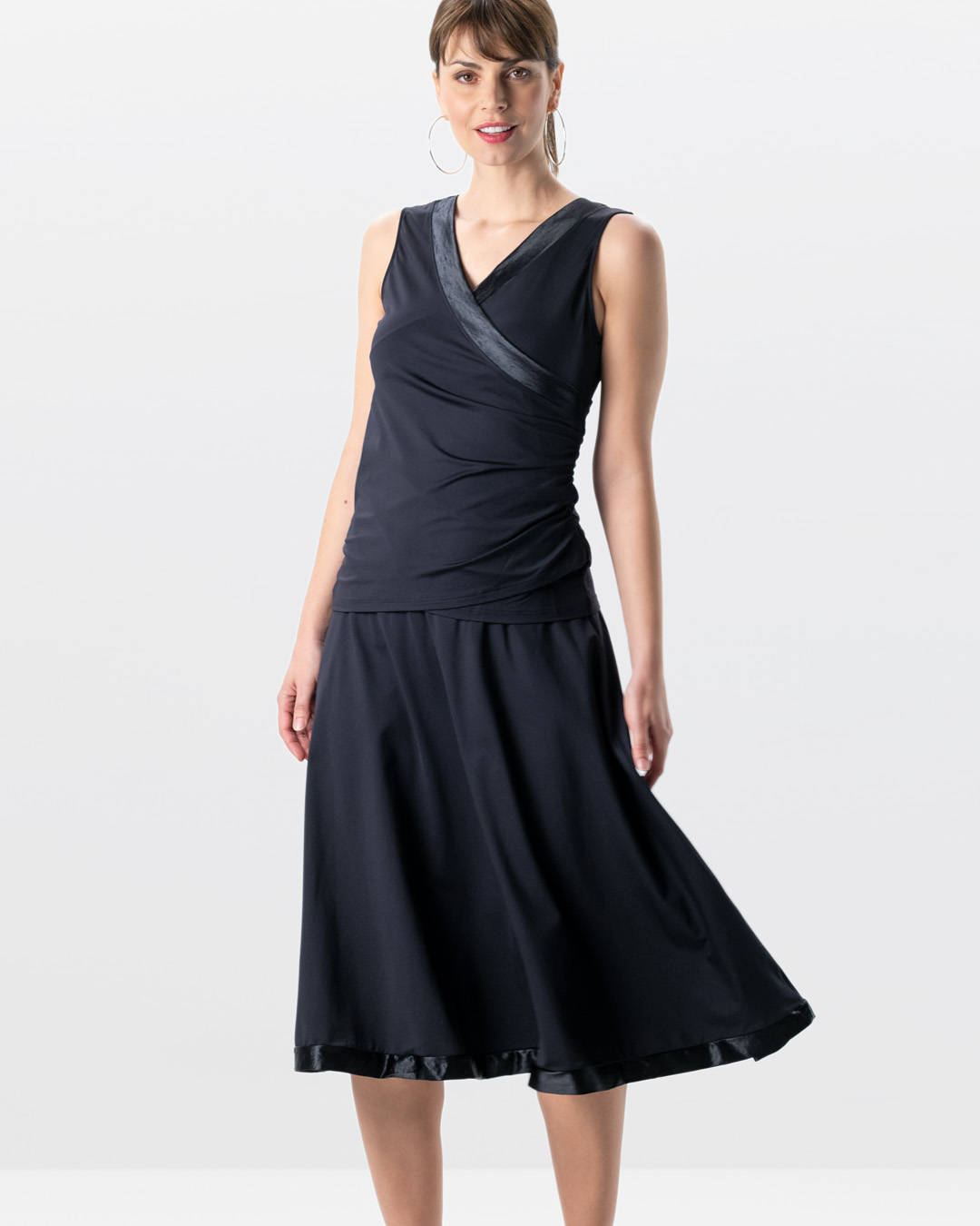 Model in the studio wears the Sira dance top in combination with the black, long Sari dance skirt in black.