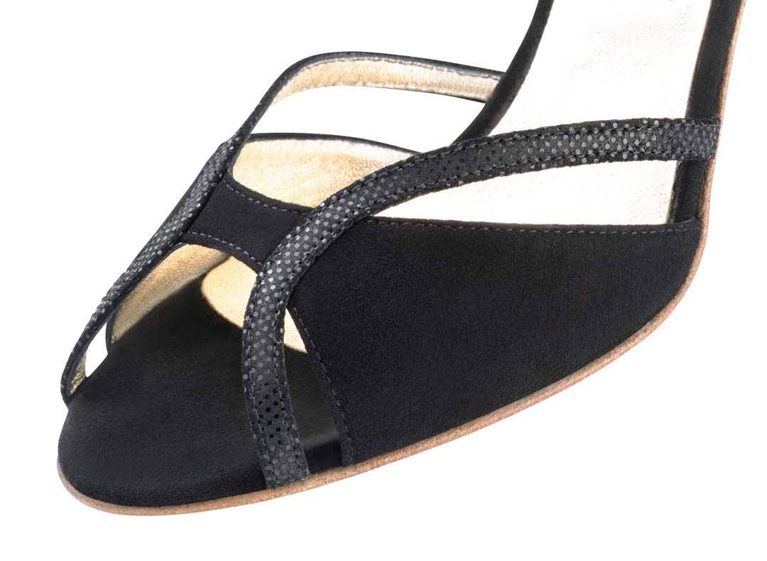 Shakira Detail of the black Nueva Epoca women's dance shoe with leather sole