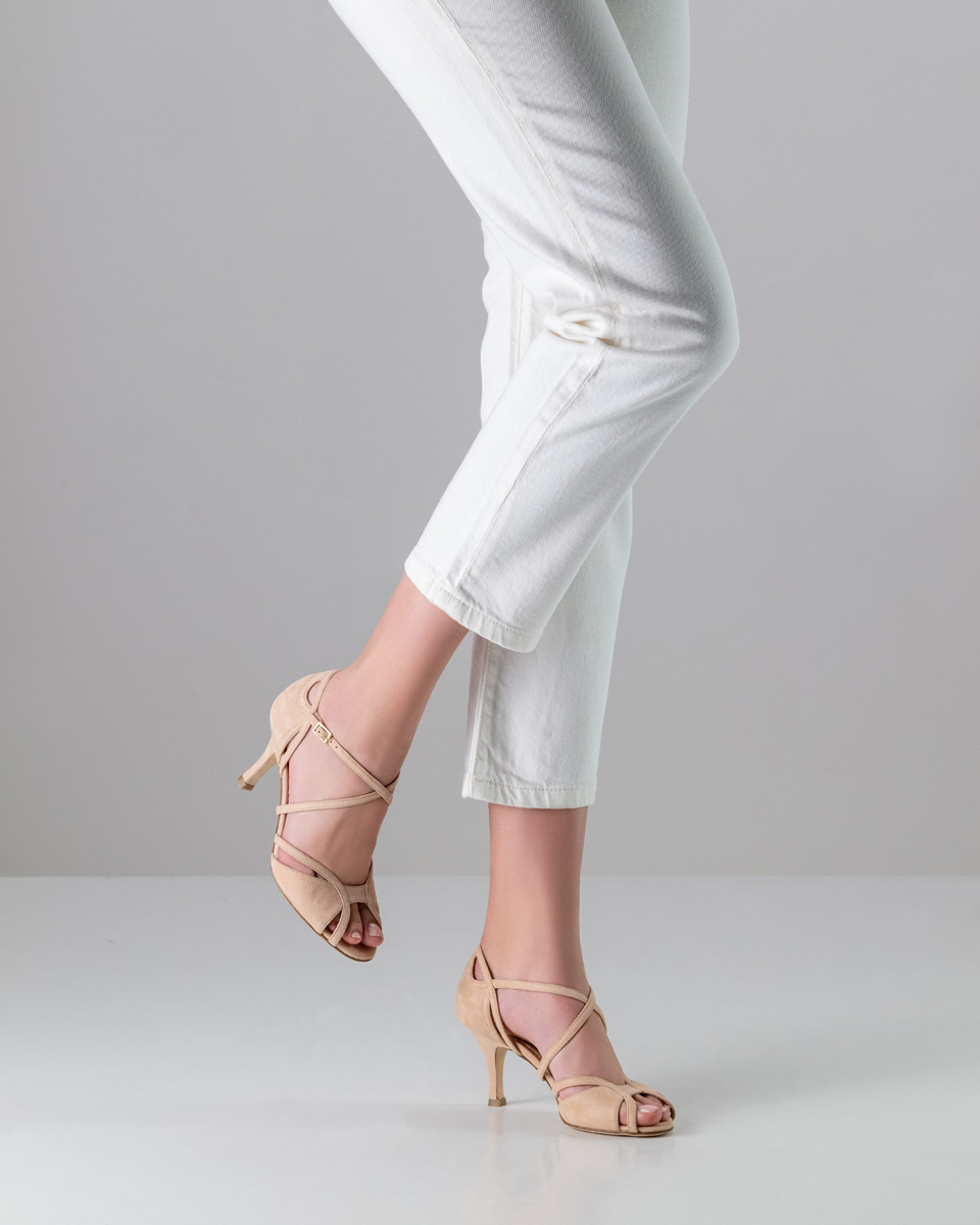 7 cm high bridal shoe in beige shiny velour combined with white trousers