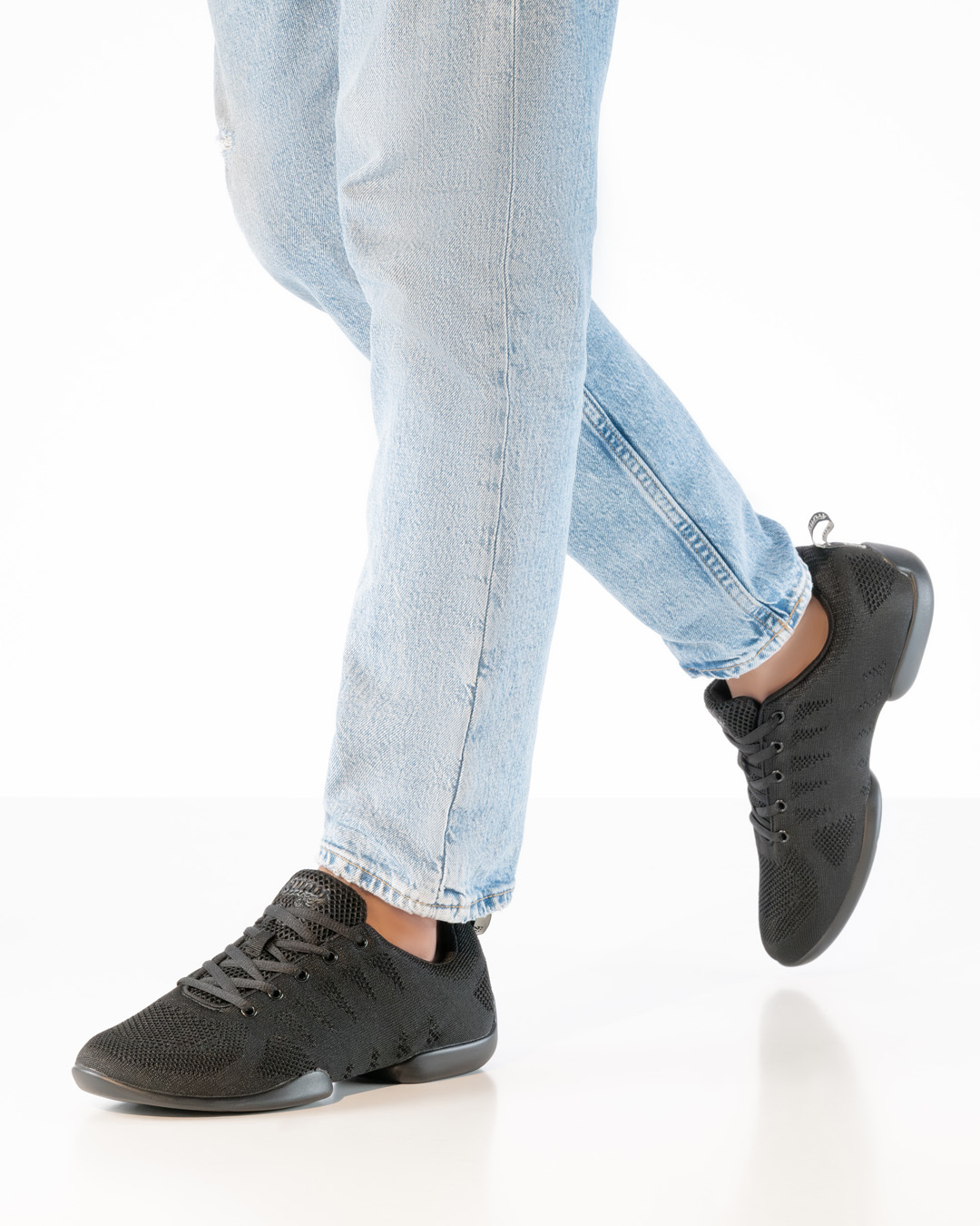 4020 Blue jeans in combination with black men's dance sneaker from Suny