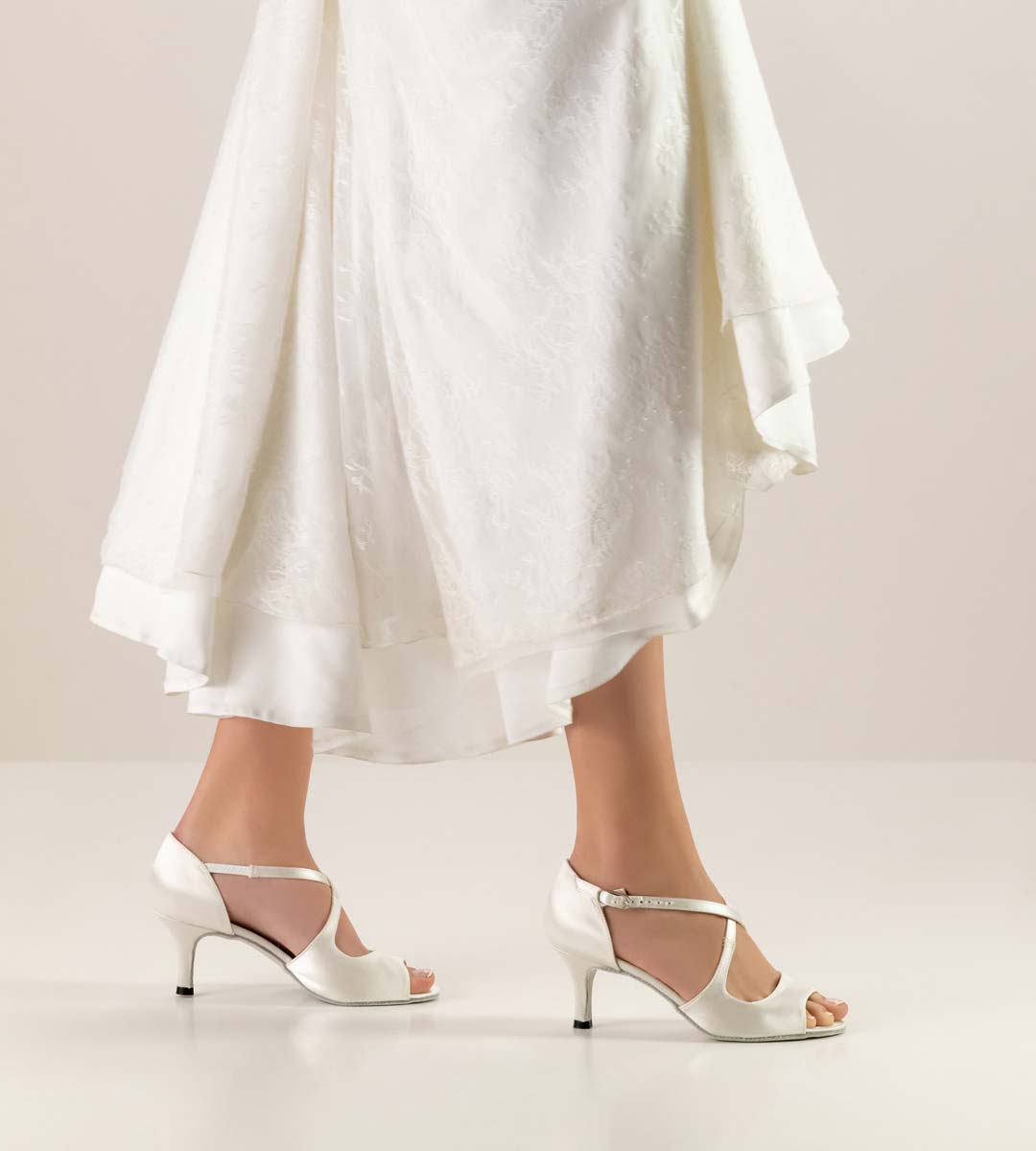 Mable 6 cm high Nueva Epoca bridal shoe in combination with white wedding dress