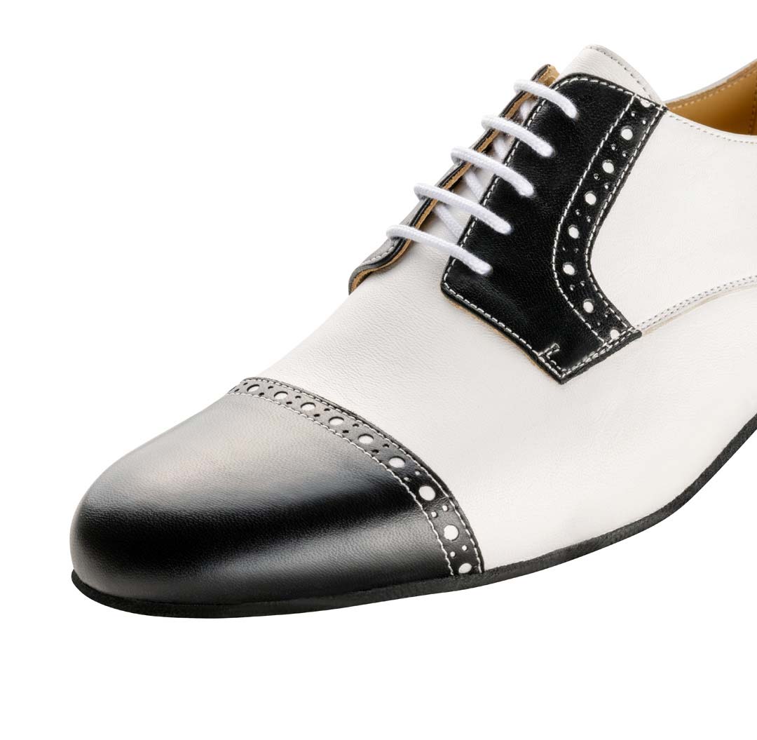 Bergamo Detailed view of the 5-fold lacing of the Werner Kern men's dance shoe