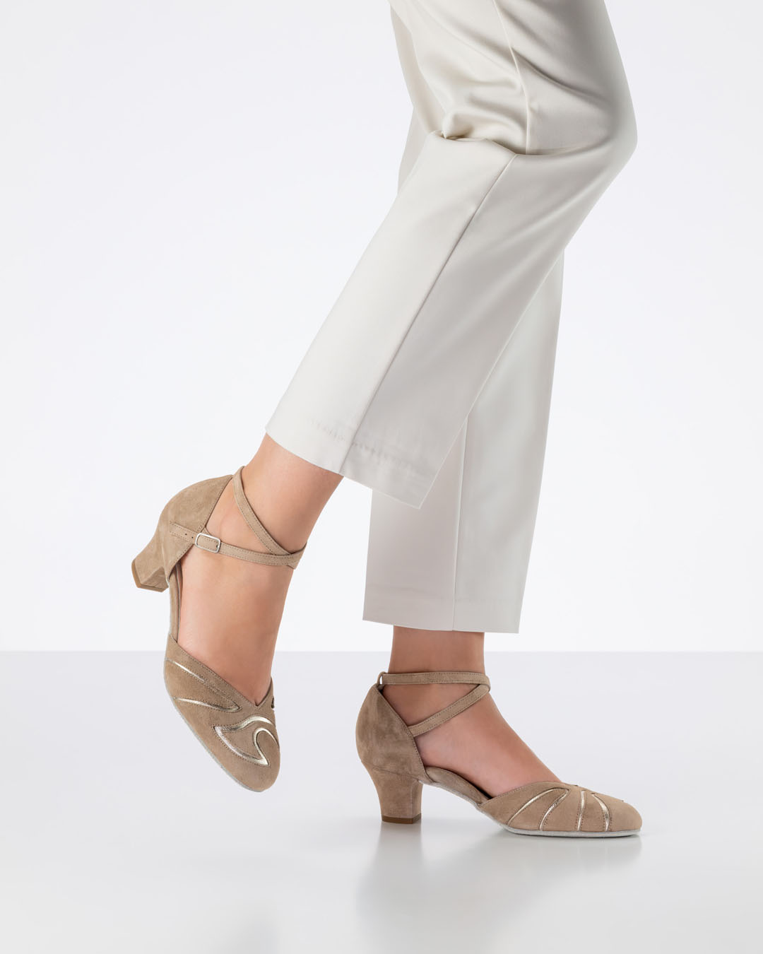 Edith dance shoes in beige, worn with light beige trousers