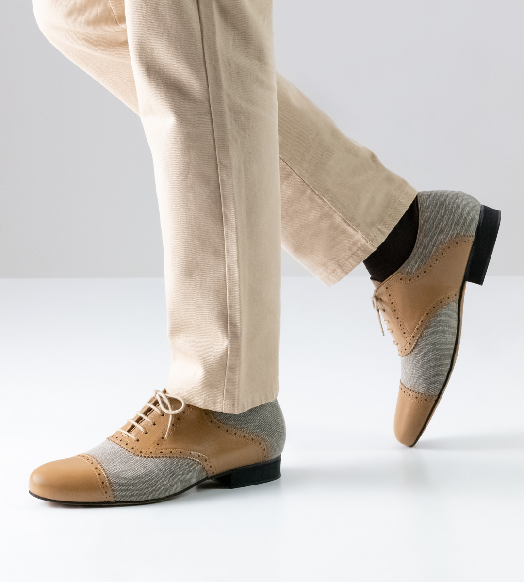 beige trousers in combination with light Nueva Epoca men's dance shoe