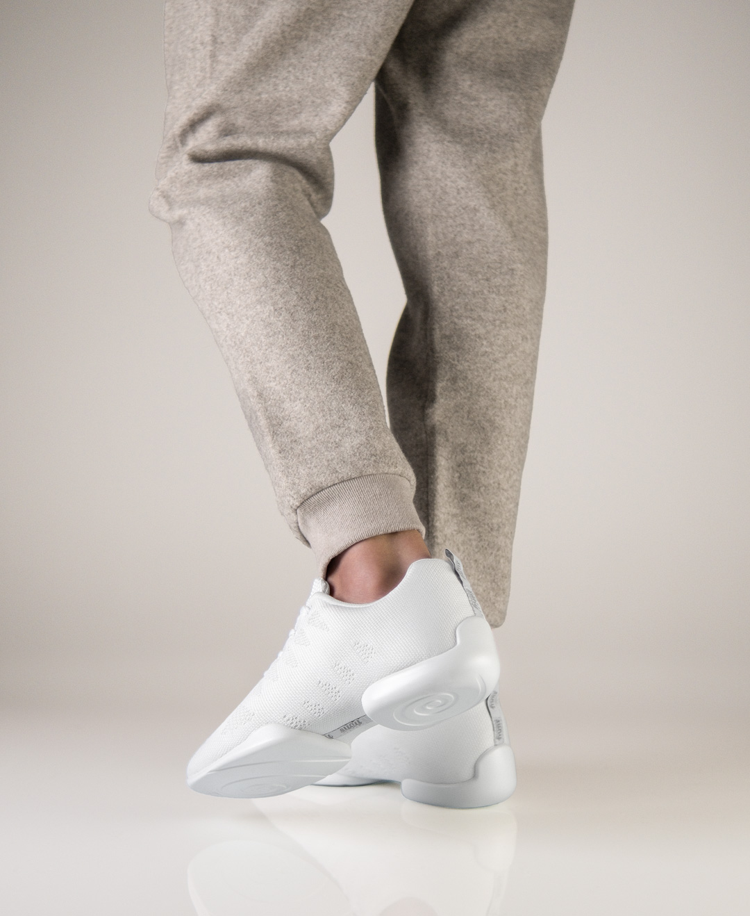 Suny 4060 in white for men with split sole