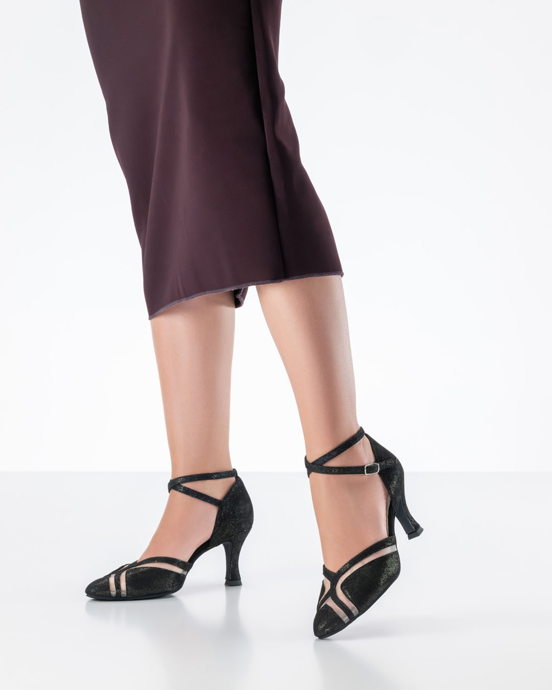 Model in a dark red bodycon dress with shiny black dance shoes by Werner Kern, with a 6.5 cm heel