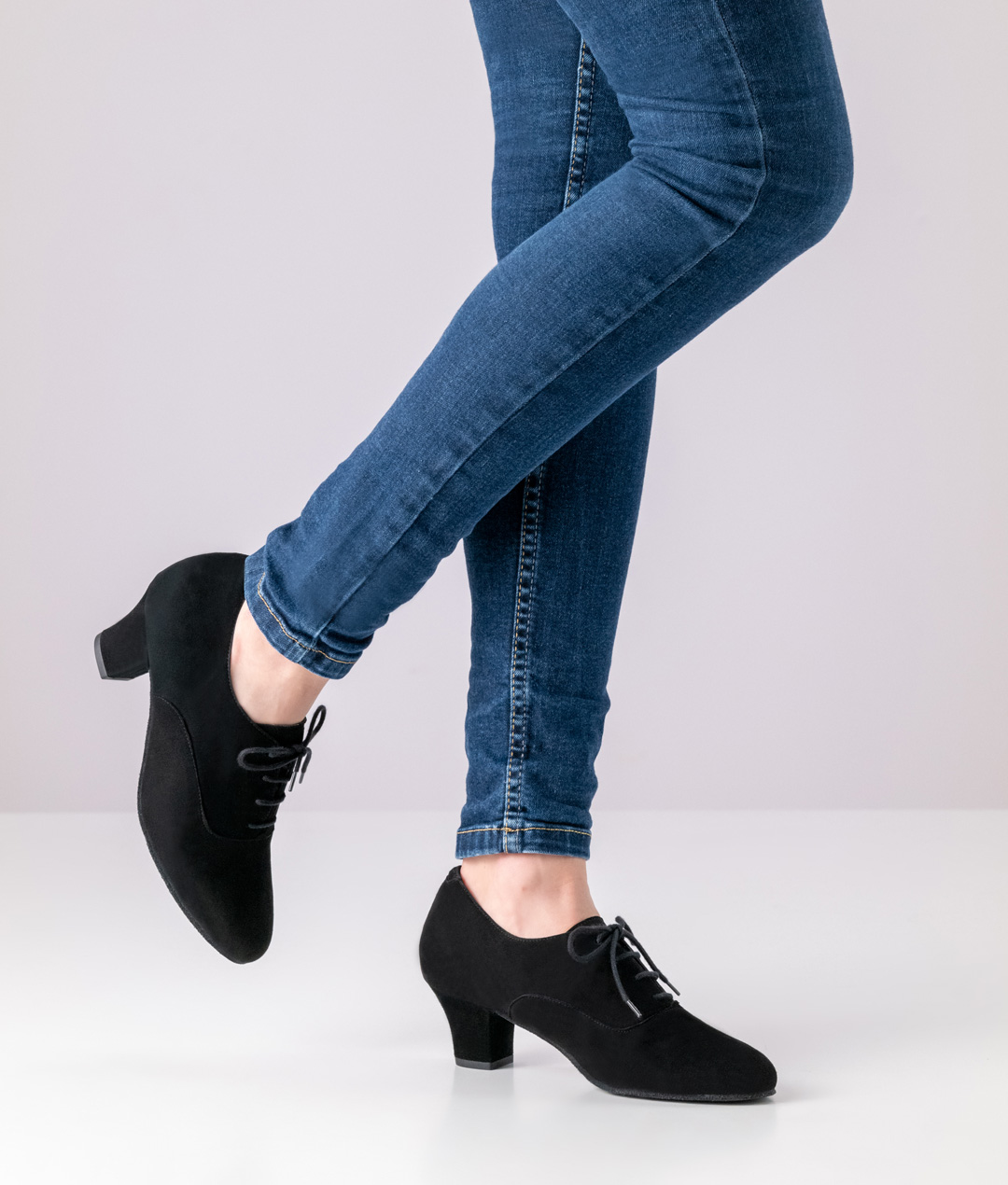 Closed-toe dance shoe with removable footbed made of soft and supple suede, laces and a small heel.