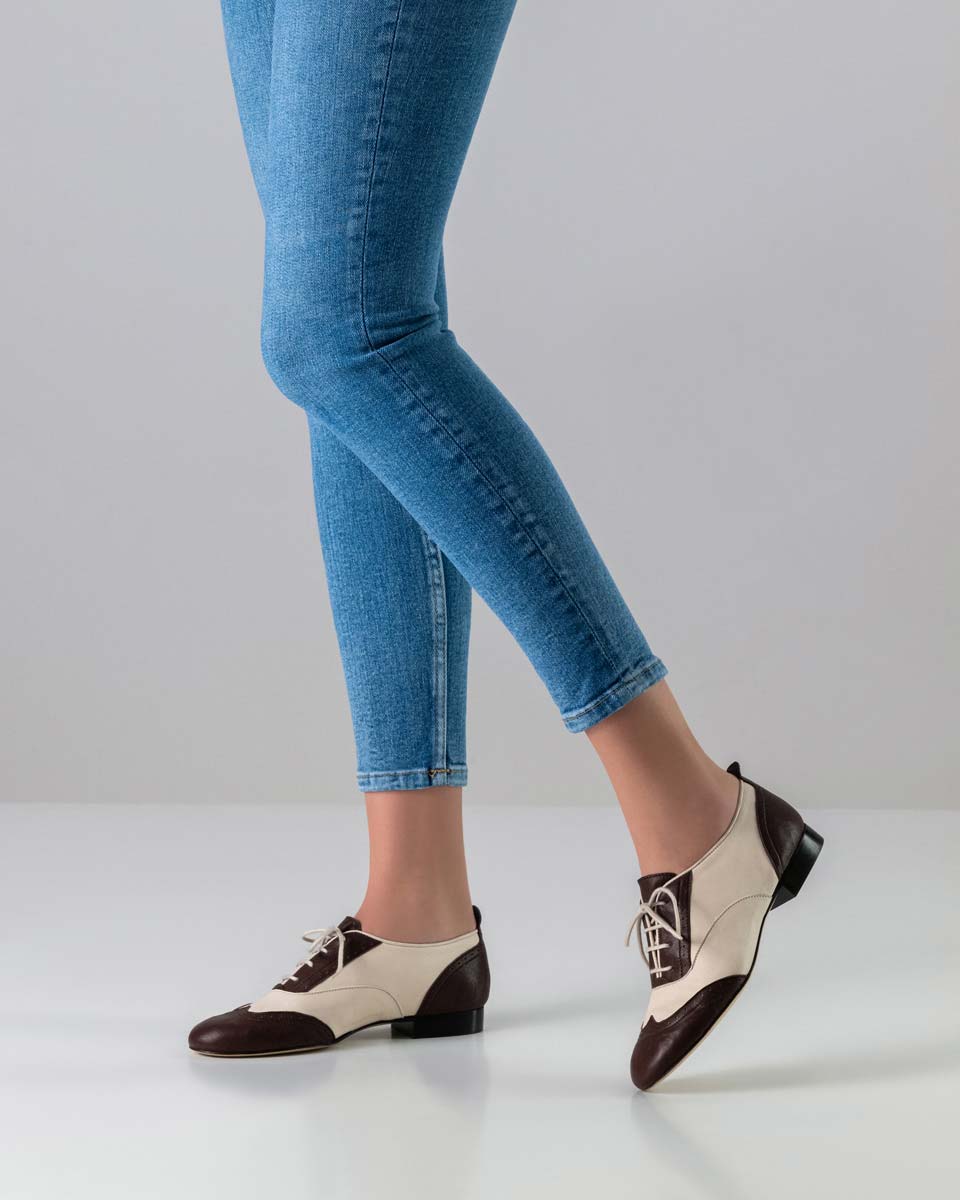 1,5 cm ladies dance shoe for swing with leather sole in combination with blue jeans
