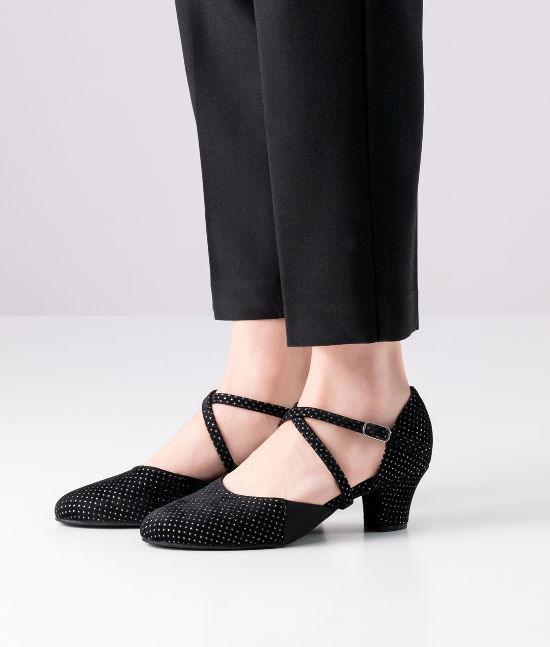 Ronja Closed comfort dance shoe for feet with special requirements made of particularly supple suede and a 4.5 cm heel.