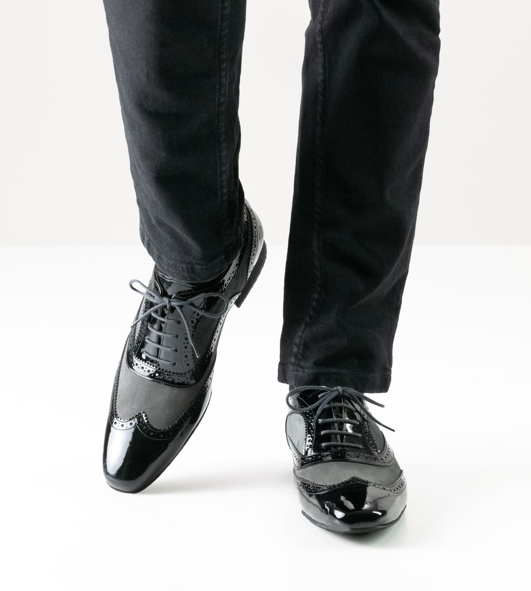 Men's dance shoe by Nueva Epoca with 2 cm micro heel in combination with black jeans