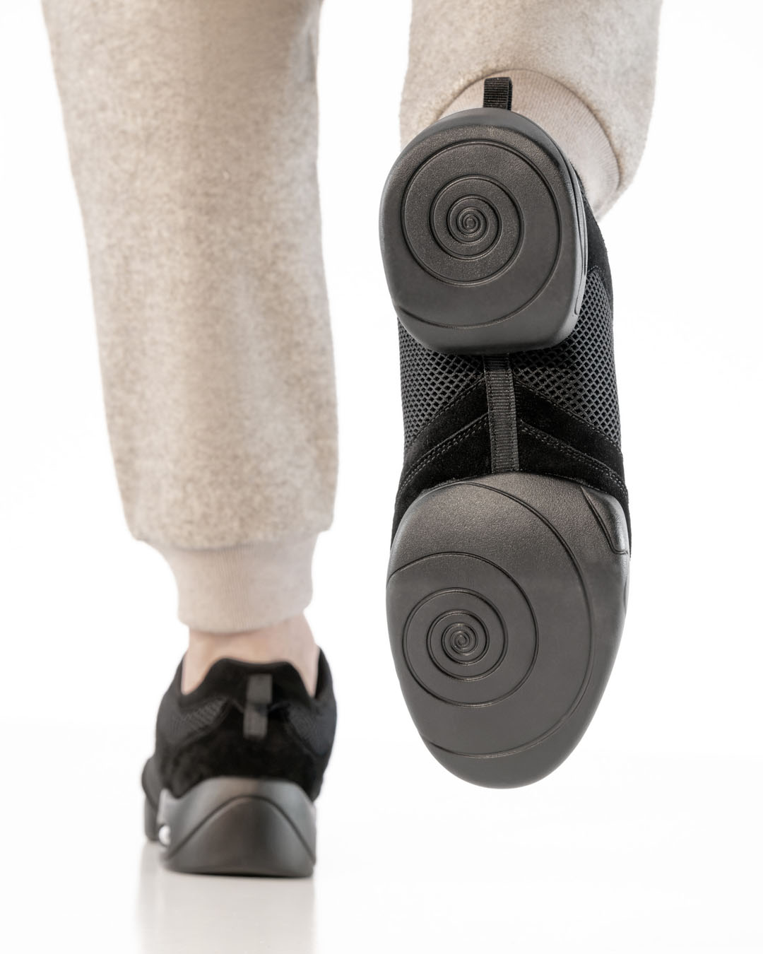 A split sole on the 4095 men’s dance trainers in black, viewed from below