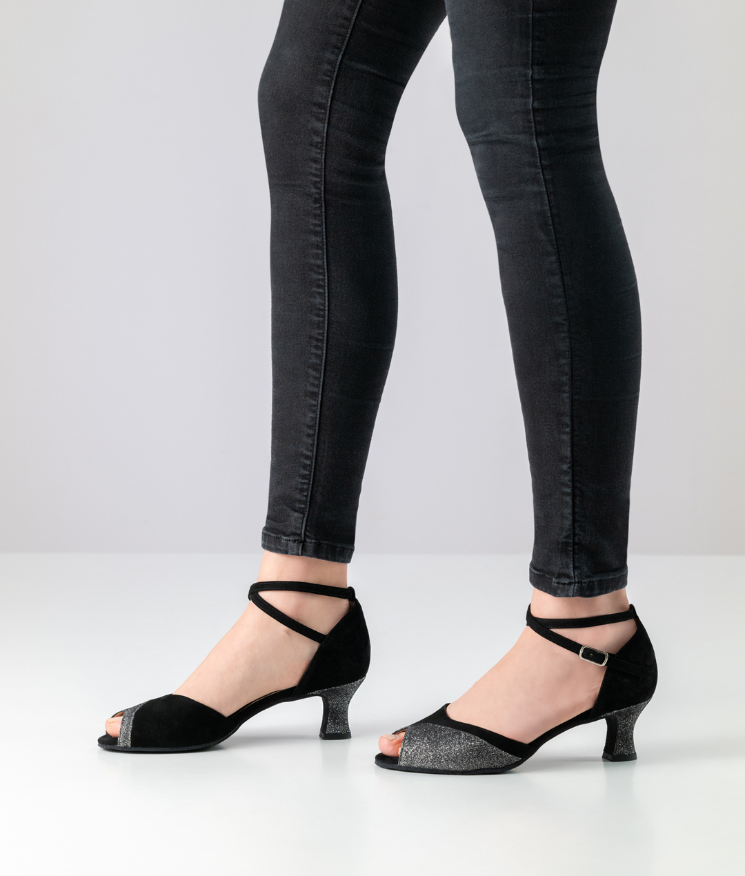 Peep-toe dance shoe made of black, supple suede and silver brocade leather with a comfortable 5.5 cm heel.