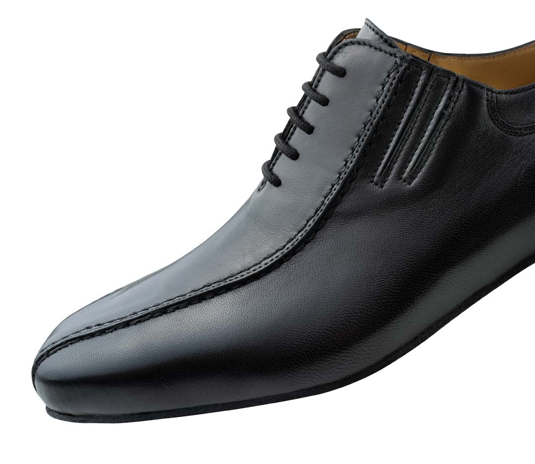 Pesaro Detailed view of the elastic band and lacing of the Werner Kern men's dance shoe