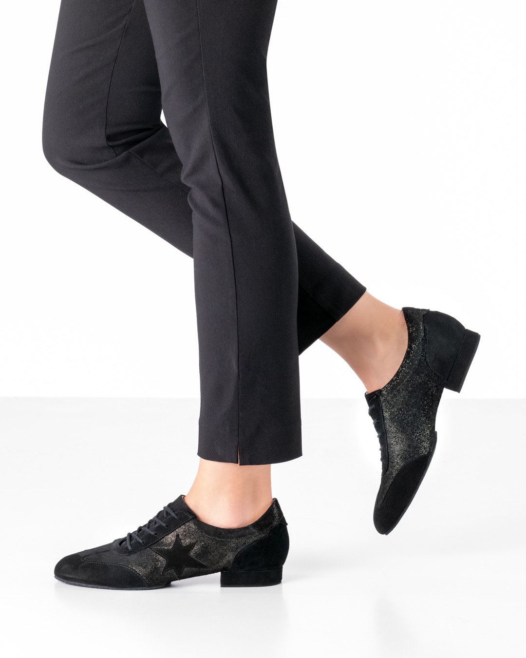 Dance training shoe in sneaker look with split sole