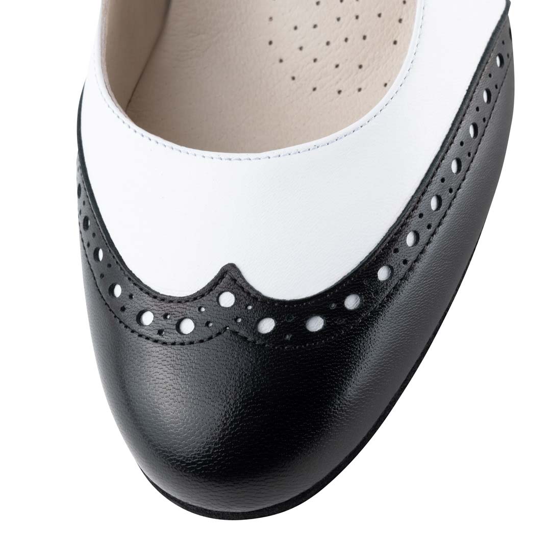 Emma Werner Kern closed ladies' dance shoe in detail view