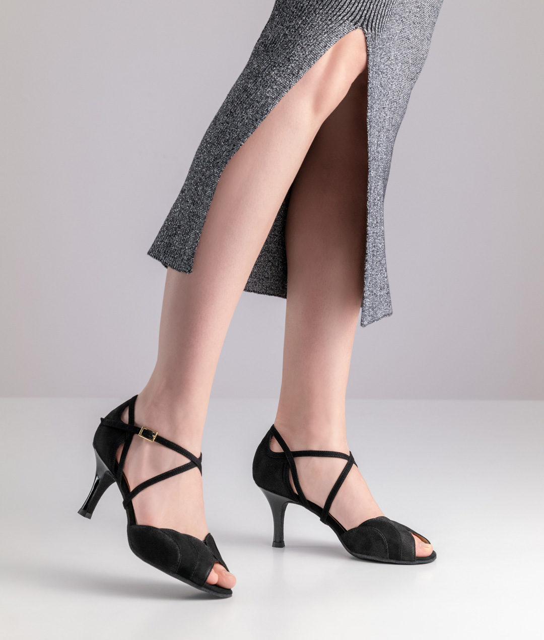 Mara Discreetly elegant open-toe dance shoe Mara in black suede from Nueva Epoca with a 6 cm heel and beautiful details.