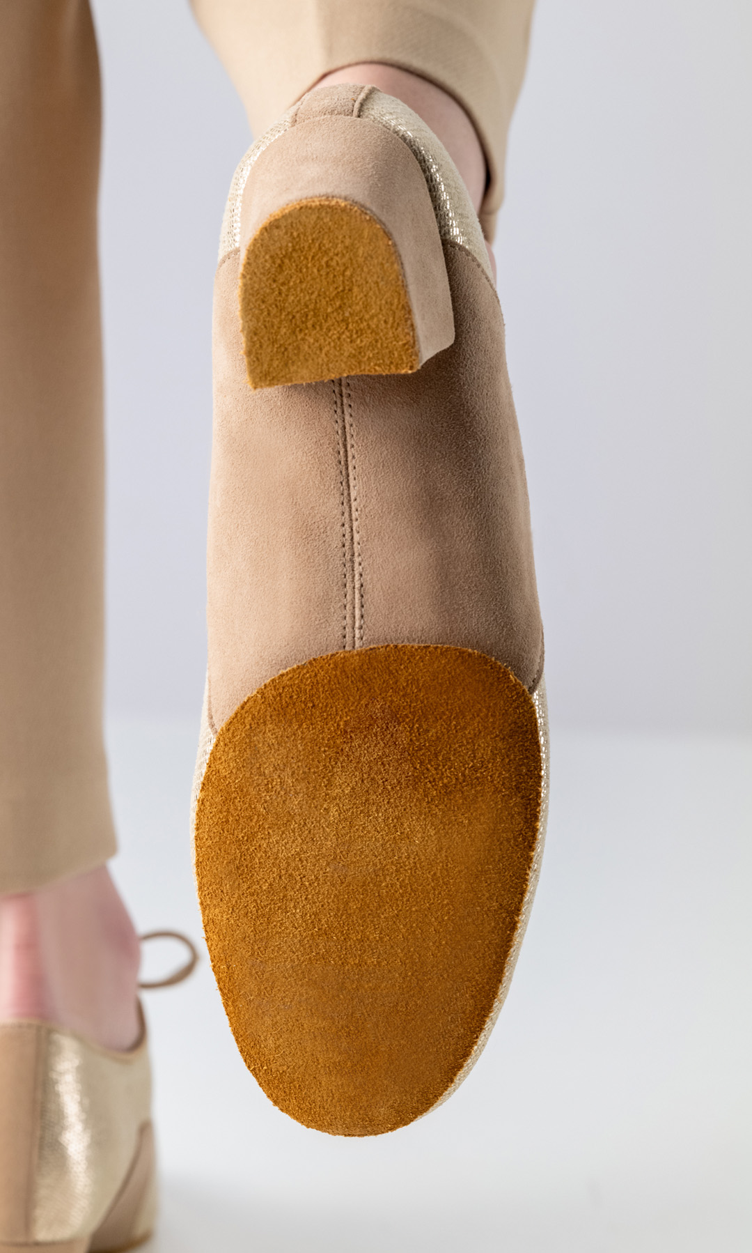 Split dance shoe sole in beige on the Brienne training shoe by Anna Kern