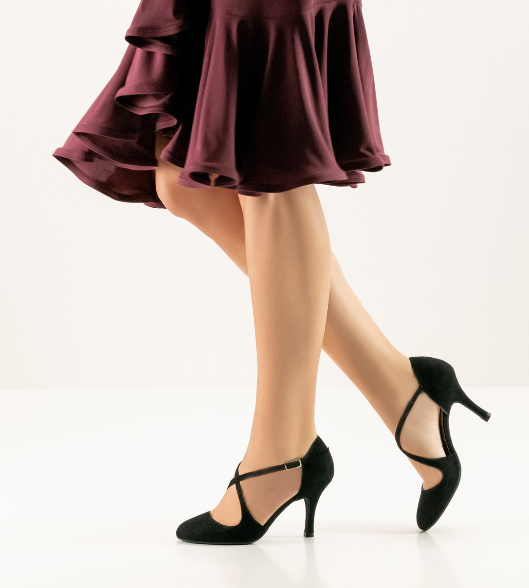 bordo coloured skirt in combination with Nueva Epoca ladies dance shoe in black