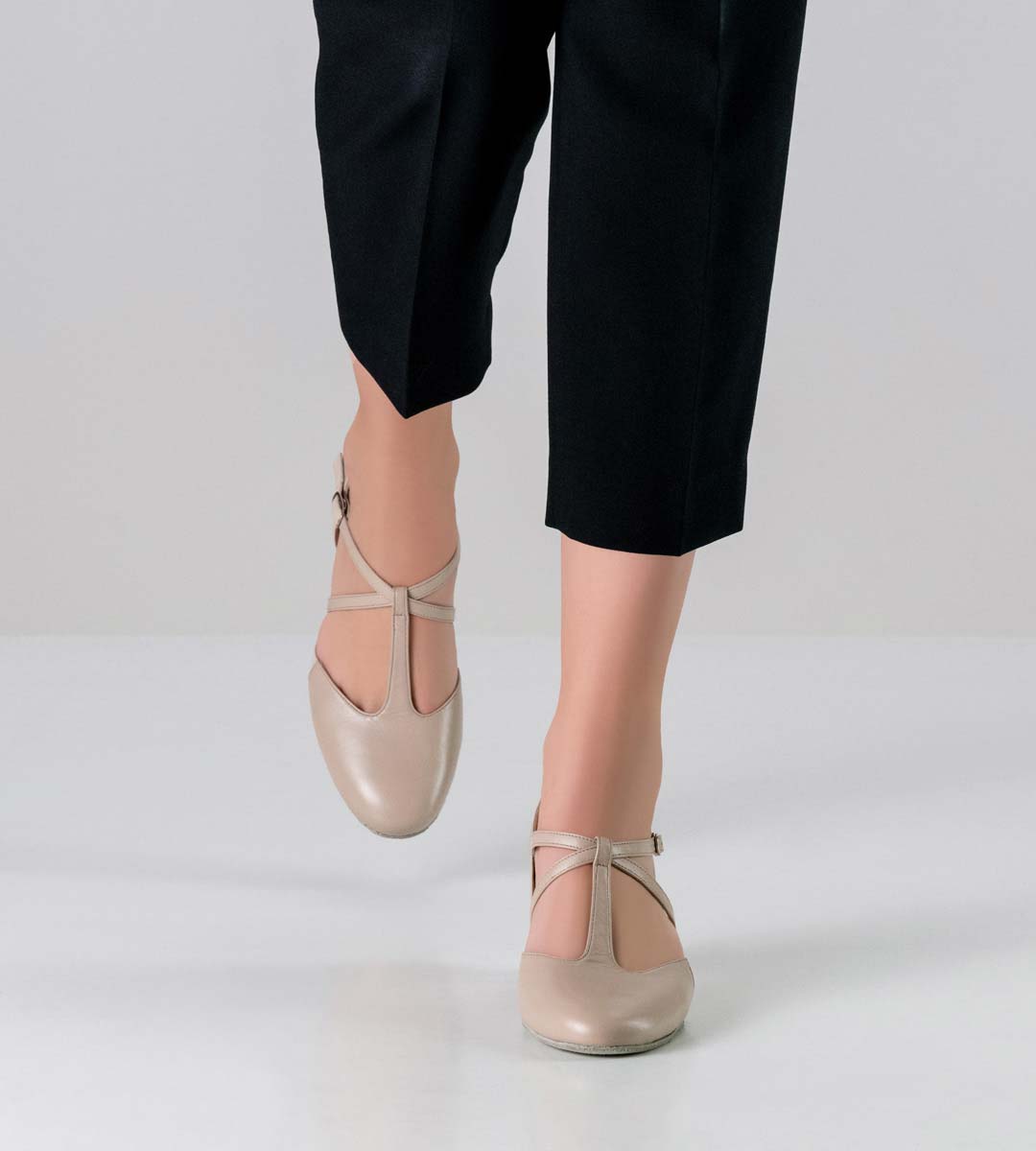 Naia black trousers in combination with 4.5 cm high ladies' dance shoes by Werner Kern
