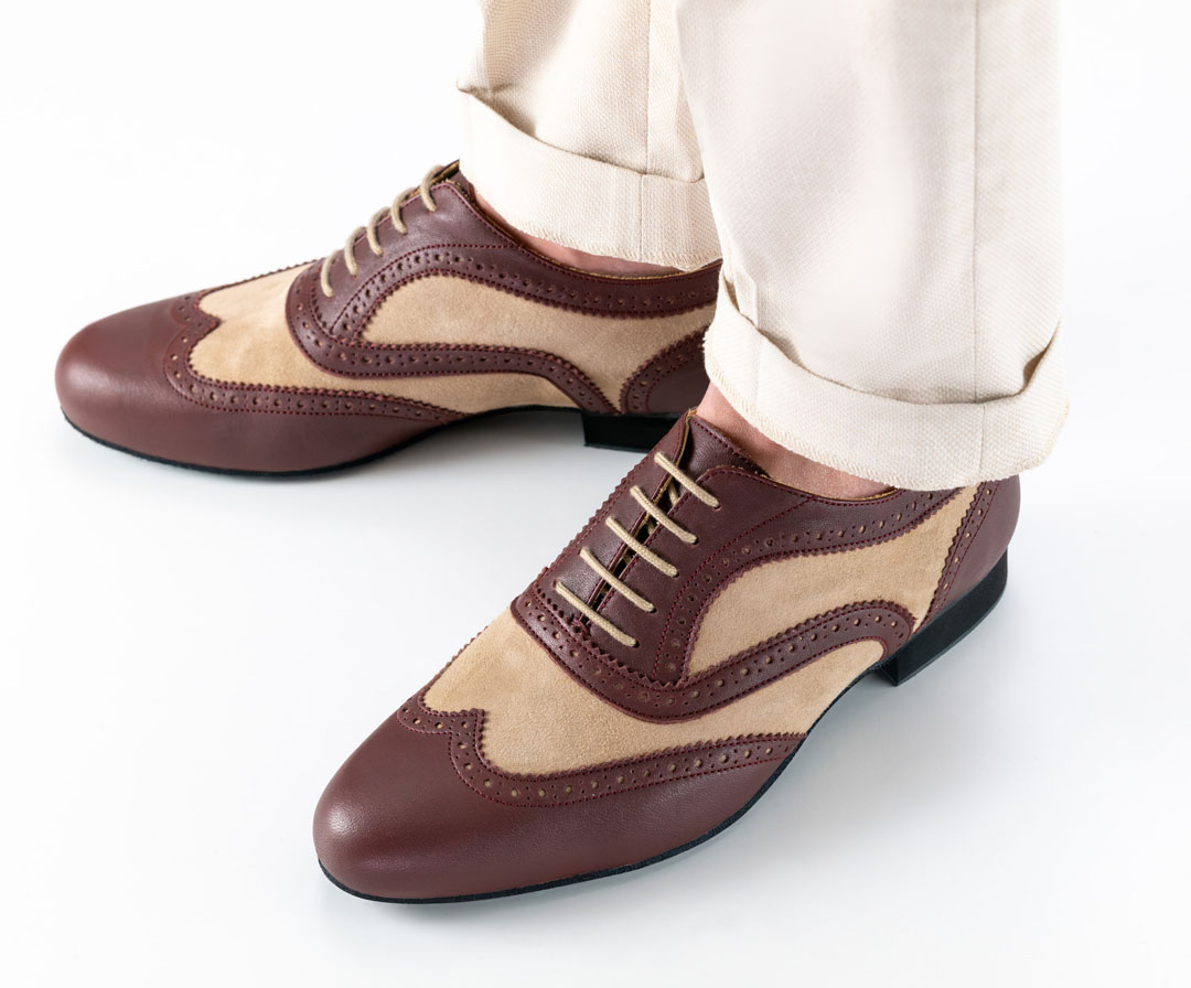 A detailed view from above of the Napoli men’s dance shoe, made from beige and burgundy leather by Werner Kern